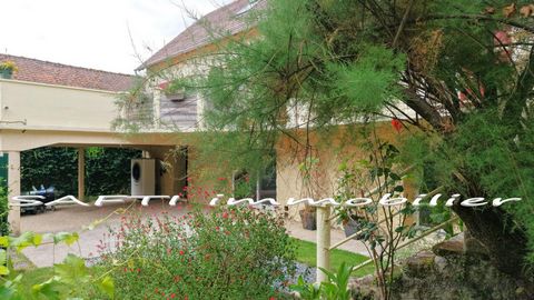 Maison de grand confort sur 3 niveaux, 4 suites parentales, terrasse, stationnements et jardin,