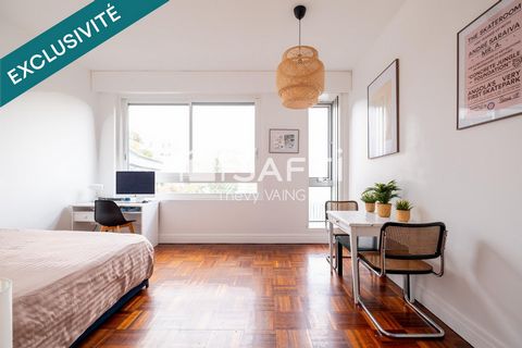 Studio rénové, vue dégagée, étage élevé, sur cour