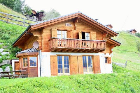 Chalet Sviv tiene una ubicación maravillosamente tranquila, justo encima del pueblo. Con sus cómodas habitaciones, la casa ofrece suficiente espacio para un grupo grande. Puede disfrutar de una hermosa vista de las montañas circundantes y comenzar he...