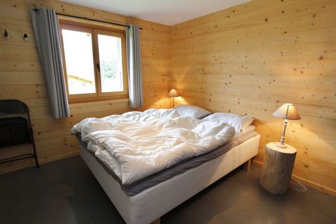 Located in La Tzoumaz, this 4-bedroom chalet accommodates a group of 8 people or families with children. There are a relaxing sauna and floor heating for comfort. The place is certain to delight you. Visit Rhone or enjoy activities like fishing, moun...