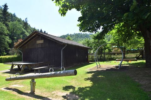 This 2-bedroom apartment in Hüddingen accommodates 6 people and is perfect for families with children. The terrace with garden furniture is great for a relaxing barbecue. Surrounded by ponies, chickens and cows this farmhouse is a must experience. Yo...
