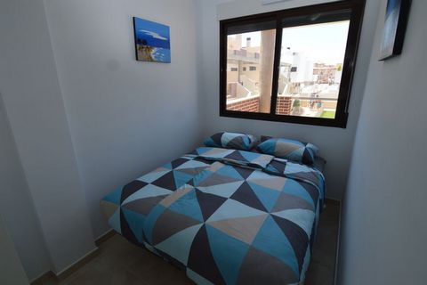 Este apartamento en Orihuela Costa cuenta con tres dormitorios, dos cuartos de baño y está amueblado de forma moderna con una cocina cuidada con lavavajillas y una gran terraza en la azotea. Hay aire acondicionado en la sala de estar, en un dormitori...