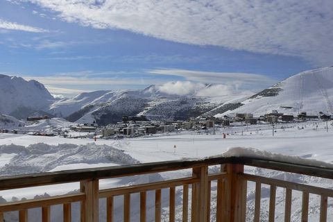 Gli Chalet di lusso sono situati appena fuori dal vivace centro di Alpe d'Heuz e offrono una vista mozzafiato sugli splendidi dintorni. In totale ci sono cinque diversi tipi disponibili. Per iniziare c'è il fr-38750-10. Questa lussuosa casa può ospit...