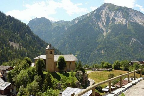 Located in Champagny-en-Vanoise, this 5 bedroom apartment is pacious for a large group of 11 guests or families to enjoy a vacation near the ski area. It has an electric heating and a balcony offering magnificent views of the village and valley.Ski l...