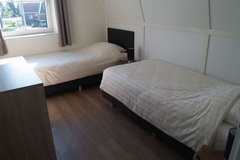 Les maisons indépendantes pour 8 personnes du Resort Poort d'Amsterdam en existe deux variantes. Le type Gulden Daalder (NL-1154-04). Cette maison de vacances comprend au rez-de-chaussée, une chambre à coucher avec une salle de bains en- suite. Au pr...