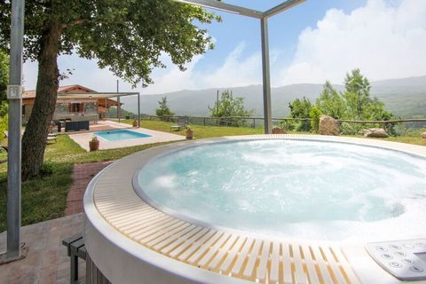 Splendida Villa con piscina privata e jacuzzi, ideale per le famiglie. Dotata dei migliori confort per rendere unico il soggiorno