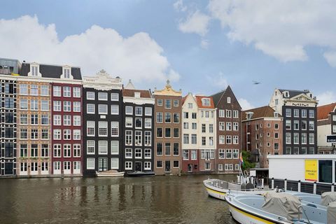 Bellissimo appartamento tipo loft in una delle strade più caratteristiche e antiche di Amsterdam. L'appartamento ha una vista mozzafiato sull'acqua di Damrak e sulla monumentale Stazione Centrale, Victoria Hotel e Beurs van Berlage. La casa è stata c...