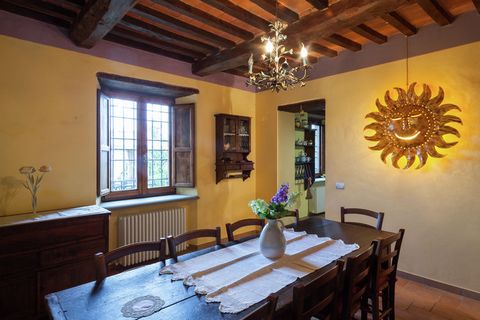 Casa Liana est une superbe maison rustique entourée de champs et de collines qui est située en Toscane. Cet appartement se trouve au rez-de-chaussée et dispose dun grand jardin, votre intimité sera donc préservée. Le propriétaire a très soigneusement...