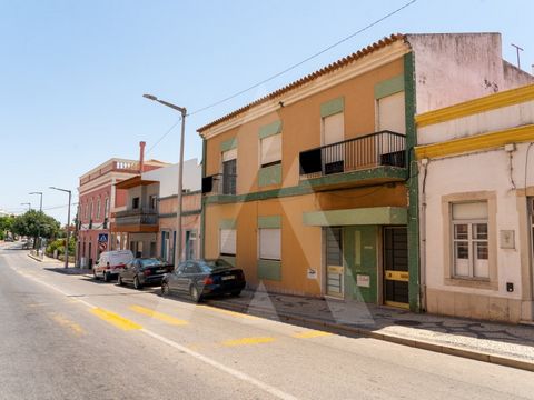 Urban building, parish of São Clemente, Loulé, composed of two floors susceptible to independent use. It is a 4-minute walk from Loulé city centre. Excellent terrace with wide sea view. Excellent location, 350 meters from the Municipal market, near t...
