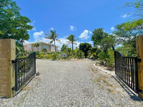 Palmetto Place - Turtle Cove et quartier de Grace Bay Beach. Cette jolie villa de deux étages est située sur un terrain spacieux d’un demi-acre à Turtle Cove.-- La propriété est fermée et clôturée et bénéficie d’un aménagement paysager tropical luxur...