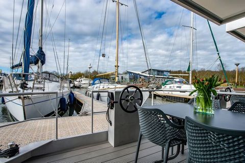 Vacaciones en el agua... eso es posible en este nuevo albergue acuático Happy Harbour, apto para un máximo de dos adultos y dos niños, ubicado en un embarcadero en Uithaven en Kamperland (pueblo). Waterlodge tiene el siguiente diseño: área de estar (...