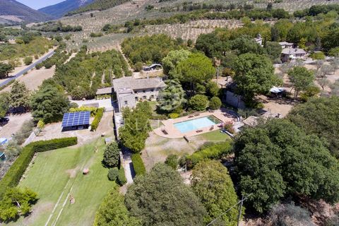 Gioiello sulla Valle is a beautiful villa 8 km north of Spoleto with a gross area of ​​about 500 square meters surrounded by 3.7 hectares of land fully fenced, part of which consists of productive olive trees, fruit trees and centuries-old oaks. The ...