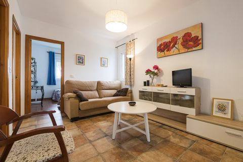 This wonderful apartment with a terrace, located in Chiclana de la Frontera and near the sea, offers accommodation for 4 people. The property's outdoors is ideal to enjoy the southern climate. On the ground floor of the house, you will find a large g...