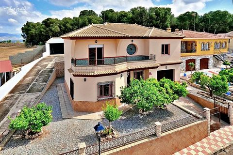 Detached four bedroom, two bathroom villa with stunning views, integral garage and large separate 80 m2 workshop. Lots of outside space. This is a detached property located in the pretty town of Moraleda de Zafayona which is situated close to the A92...