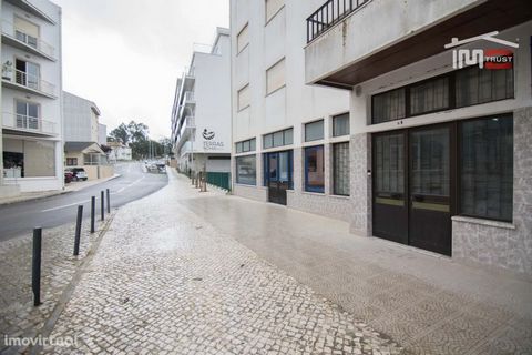 Excellent shop for trade and services consisting of, storefront, space for trade and warehouse, bathroom, located in one of the main shopping streets of Fatima.