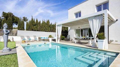 Real estate in the southwest of Mallorca: This elegant villa impresses with a modern design, an ideal room layout and plenty of natural light. It was built in 2018 with high-quality materials and is located in El Toro, only a few minutes away from th...