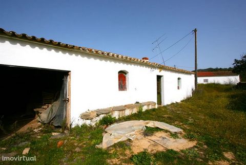 Those looking for nature and lifestyle in the countryside will love this farm. The traditional villa is located in Zebro de Baixo, S.B. Messines, facing south and overlooking the land itself, vegetable garden with fruit trees and the Algarve mountain...