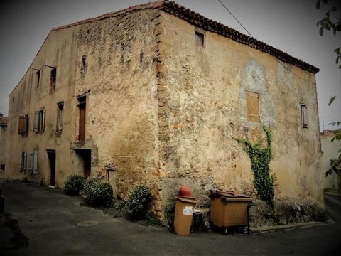 Former artist's studio, this imposing building located in the heart of the village of Saint Julia de Bec offers a dwelling house of 210 m2 to renovate, an adjoining barn of 165 m2 with independent entrance and a garden of 255 m2 located a hundred met...