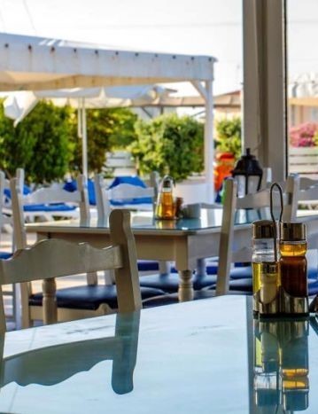 Hotel category: Hotel in Laranaca with 58 standard rooms with swimming pool, restaurant, two bars and parking. - operating hotel 150 meters from the beautiful free sandy beach. - located in a tourist area 6 km from the center of Larnaca and 15 km fro...