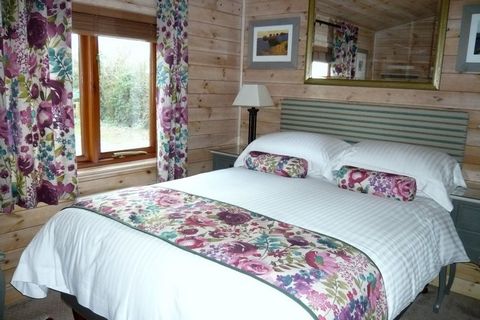 Rainbow Petty is a charming and spacious lodge, surrounded by green fields and trees. You can enjoy watching the sheep and birds from your veranda and your children can play safely in your sight.This holiday home has 3 bedrooms and the kitchen has a ...