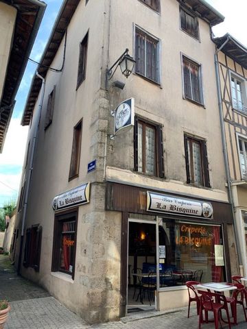 Building located in the center of St Léonard de Noblat, with a tenant in place who rents the whole building. The ground floor consists of a dining room with bar, a kitchen (tiled wall, sink) and a WC. The first floor has two rooms (on either side of ...