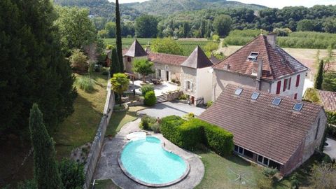Village house with bed and breakfast activity. The residential part is 115 m2 with 2 bedrooms and a large living room of 45 m2. The guest room part is divided into 3 separate dwellings including 2 of 28.5 m2 and one of 50 m2. Each with separate entra...