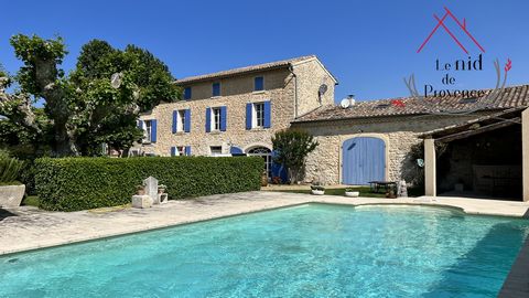 RARE! Exceptional property of the 1900s, in the heart of the village of Velleron, 5 minutes from Isle sur la Sorgue and Pernes les Fontaines, 30 minutes from Avignon TGV station. Ideally located, in the center of the village without nuisance, close t...
