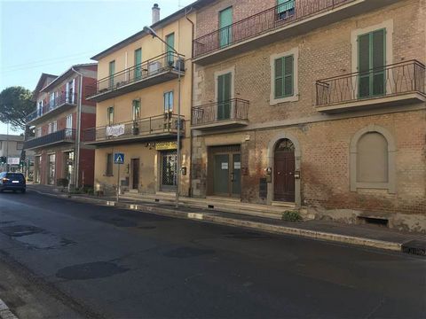 CHIUSI (SI), Chiusi Scalo: commercial premises of approximately 37 square metres consisting of: single room with window, bathroom, storage room and basement fund. Excellent visibility. Strategic position