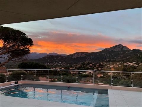 Beautiful modern villa of 2020 built on the heights of Calvi in a residential area, land of 1300 m2 beautiful mountain view and a glimpse of the sea from the master bedroom, the house is on 2 levels, beautiful materials, beautiful benefits, ducted ai...