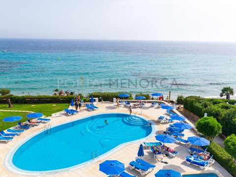 If you like to spend your holidays right next to the beach, in a comfortable apartment with fantastic sea views, don't look any further, we have the perfect property for you! Located in a community with lift and swimming pool, this front line studio ...