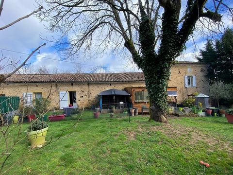 In a small hamlet but well protected from the neighborhood, this stone complex is composed of a dwelling house, of about 150 m2, a barn of 110 m2 and a small outbuilding. This farmhouse comprises on the ground floor: large garage communicating with t...