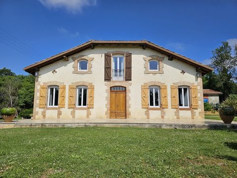 Located in Escorneboeuf, in the heart of the Gers countryside, come and discover this old farmhouse completely renovated which offers 240 m2 of living space on 2 levels. 6 rooms in total - 4 bedrooms (including 1 on the ground floor) - 2 bathrooms - ...