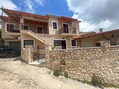 Cette maison de style traditionnel de deux étages se trouve à proximité de la côte ouest de Zakynthos - un village célèbre pour sa route directe vers la plage de l’épave 'Navagio'. Maries est une partie très peu développée de l’île et est pleine d’hi...