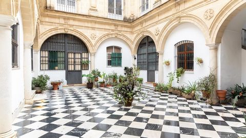 Gilmar te ofrece este singular piso en pleno centro de Jerez. Forma parte de un edificio de típica construcción jerezana, con un patio comunitario central entorno al que gira la vivienda. El edificio data de 1950 y fue restaurado en 1980. El piso fue...