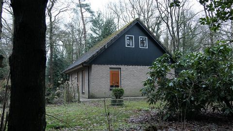 In a splendid location in the middle of the woods, yet close to the center of Norg, lies Villa Franka. This recreational home with a 1000 m2 private (wooded) grounds is suitable for families who wish to enjoy the peace and quiet of Drenthe province. ...