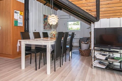 Ferienhaus auf einem großen, schön abgeschirmten Grundstück mit angelegtem Garten, mitten im Ferienhausgebiet bei Kvie Sø. Im Inneren des Ferienhauses erwartet Sie ein gut gepflegtes Interieur und ein geräumiger Küchen-/Essbereich für das Familienleb...