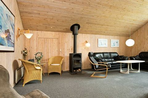 Cottage moderne avec bain à remous et sauna de matériaux écologiques. De grandes baies vitrées et des matériaux rustiques confèrent à la maison un bel effet d'espace et une atmosphère agréable. Vous vous sentez chez vous dès que vous entrez. Il y a u...