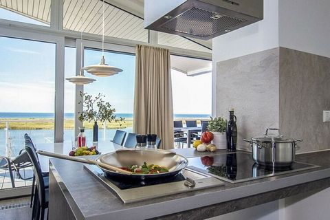 Penthouse au bord de l'eau au bord de l'eau à Marina Wendtorf. Depuis le salon et la terrasse sur le toit, vous avez une belle vue panoramique sur la mer et le petit port de la mer Baltique, qui est protégé par un promontoire. Grâce aux jumelles inst...