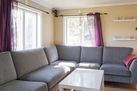 Rural accommodation with proximity to Fjällbacka's sea, swimming and archipelago. Welcome to this cabin with a large balcony and lawn for playing. Here you live comfortably with nature, animals and birdsong right around the corner. Around the knot, n...