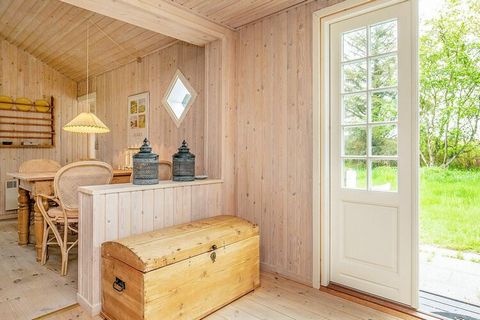 Casa de campo clásica en Gl. Skagen con aprox. 700 metros de la playa. Entrada desde terraza a sala de estar con estufa de leña, cocina con comedor, baño pequeño y dormitorio grande. Salón y habitación con literas. La cabaña se caracteriza por un amb...