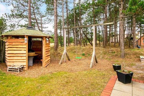 Auf einem großen, mit Heide und Bäumen bewachsenen Naturgrundstück in dem ruhigen Gebiet Kongsmark liegt dieses ansprechende Ferrienhaus, das laufend renoviert wurde. Zu dem Haus gehören sowohl offene als auch überdachte Terrassen mit Gartenmöbeln. A...