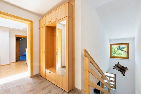 Dit zonnig gelegen appartement in het Oostenrijkse Salzburgerland is voorzien van een prachtig uitzicht. Er zijn 3 slaapkamers die tot wel 9 personen kunnen accommoderen. Deze optie is geschikt voor actieve vakantiegangers. Op ongeveer 2 km afstand h...