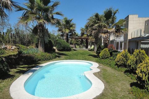 Thanks to the modern architecture, these terraced houses, each with two apartments, on the outskirts of La Escala clearly stand out from other apartment complexes. The beautifully landscaped garden area with pool invites you to relax in the sun with ...