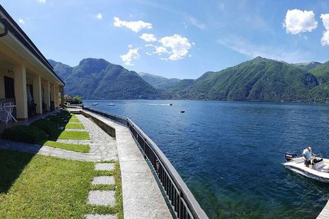 Estos modernos apartamentos están situados directamente en el lago de Como. Su tranquila casa de vacaciones con vistas al lago consta de planta baja y planta superior. Puede pasar el mejor momento del día en su terraza privada, que da directamente al...