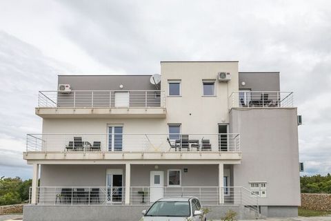 ce bel appartement à la décoration moderne est situé dans la ville de Novalja sur l'île de Pag. Cet appartement est l'un des huit appartements de la même maison. Amenez vos amis ou votre famille en vacances, il y a de la place pour tout le monde. la ...