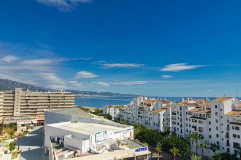 Located in Puerto Banús. SHORT TERM ONLY !!! Beautiful apartment in the heart of Puerto Banus, a fifth floor with great views of the sea and mountains, facing south-east. It is in immaculate condition. Garage space included. Is , . The complex has co...