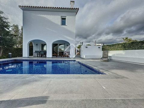 Lucas Fox presents this beautiful 153 m² villa built on a 439 m² plot recently renovated with great taste and a modern style in the centre of Son Vitaminas. The property is distributed in two floors. We have several independent accesses to the house:...