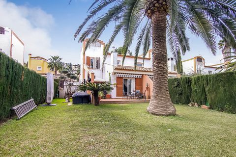 This cozy 2 bedroom villa is 100m from the famous championship golf course, located on the popular urbanisation of La Sella. From the street steps down lead to a small front garden with covered entrance to the house, a side entrance to the rear garde...