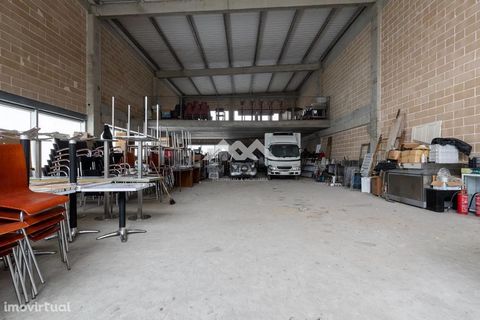 Warehouse with a total area of 402m2, with glass front and side and ceiling height of 7 meters in excellent condition. Excellent location in Ermesinde in the industrial zone, with excellent access to the motorway. For more information our team is at ...
