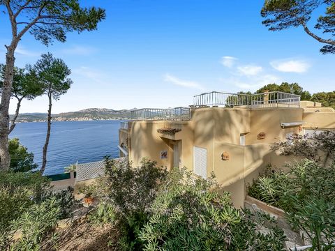 Located in the second sea line of Santa Ponsa, this house with breathtaking sea views, spacious terraces and a private roof terrace is waiting for a contemporary refurbishment. The property is set on plot with 14 houses over 7400 m2 in an exclusive r...